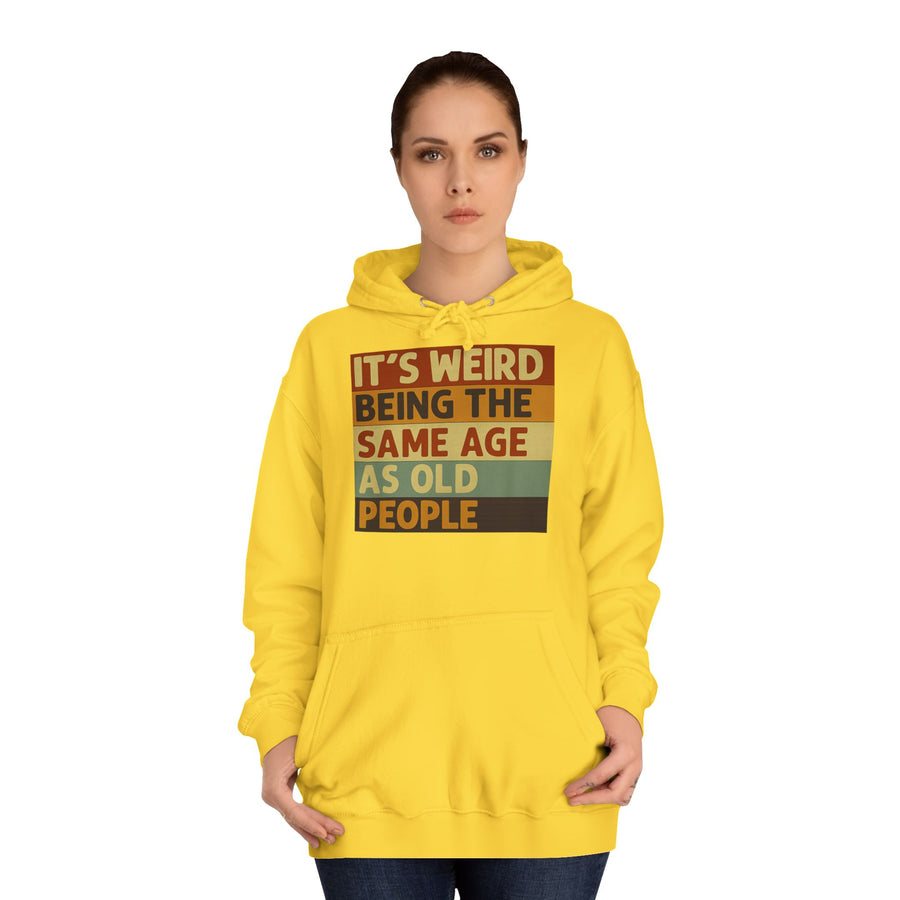„It's weird being the same age as old people“ Hoodie – Satirisches Retro-Motiv