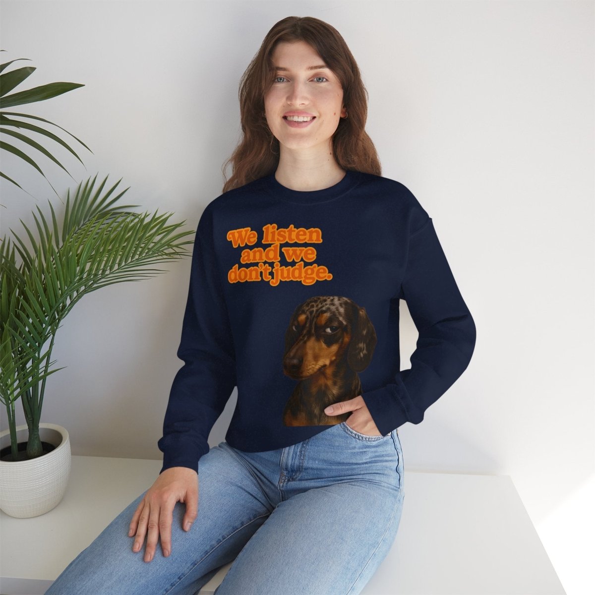 Dackel-Sweatshirt mit Retro-Print & dem Spruch „We listen and we don’t judge.“ Für Hundefans mit Humor – bequem, warm & voller Charakter.