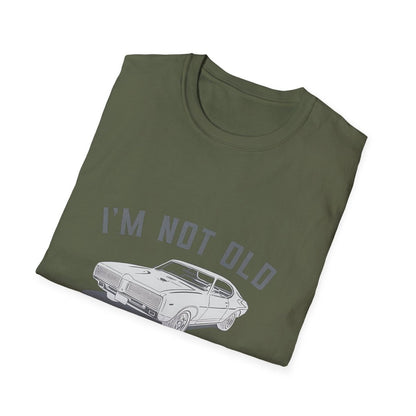 Olivgrünes T-Shirt mit Vintage-Design zeigt klassischen Muscle Car und Text I'm Not Old I'm Classic von True Insights.