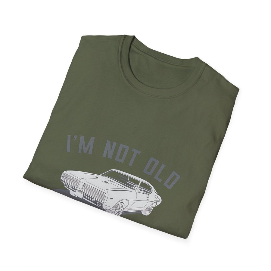 Olivgrünes T-Shirt mit Vintage-Design zeigt klassischen Muscle Car und Text I'm Not Old I'm Classic von True Insights.