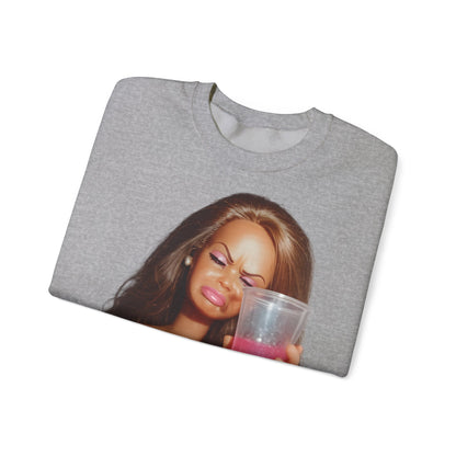 Doll Meme Barbicore Sweatshirt – Lustiges Pink Drink Puppen-Meme Pullover für Partys & Selfmade-Diven