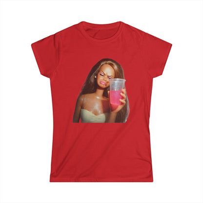 Doll Meme Barbicore Damen T-Shirt – Lustiges Diva Drama Motiv mit pinkem Drink, Y2K Statement Shirt für Partys & Geschenk