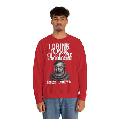 Hemingway Zitat Sweatshirt – "I Drink to Make Other People More Interesting" | Literaten & Genießer Pullover-Sweatshirt-True Insights