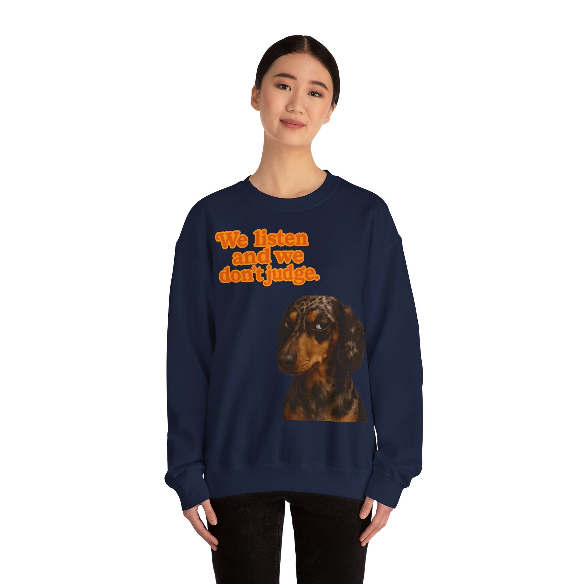 Dackel-Sweatshirt mit Retro-Print & dem Spruch „We listen and we don’t judge.“ Für Hundefans mit Humor – bequem, warm & voller Charakter.