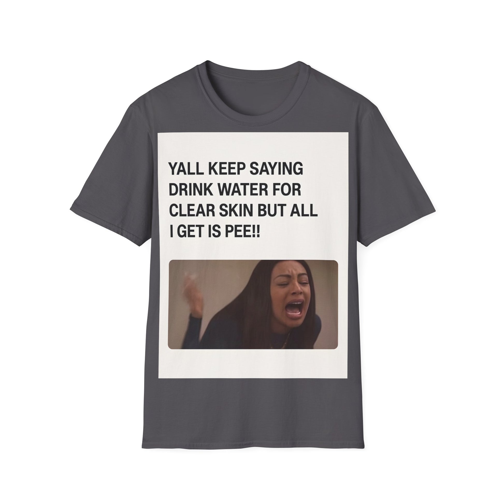 YALL KEEP SAYING DRINK WATER FOR CLEAR SKIN BUT ALL I GET IS PEE!! – Freches Satire-Design für mutige Statements | True Insights