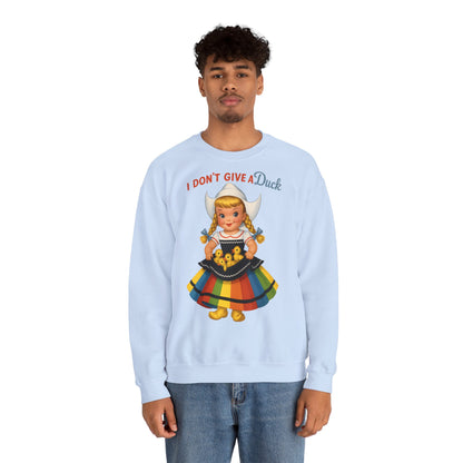 Sweatshirt – I Don't Give a Duck | Nostalgisches Vintage-Mädchen mit Küken – Humorvoll & Originell | True Insights Design mit Humor