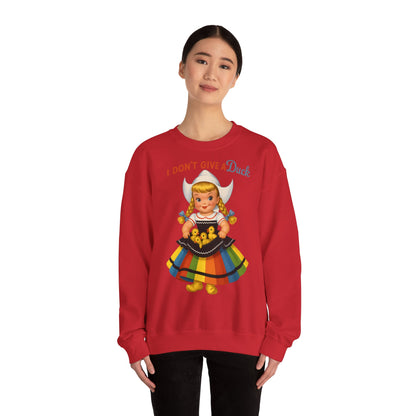 Sweatshirt – I Don't Give a Duck | Nostalgisches Vintage-Mädchen mit Küken – Humorvoll & Originell | True Insights Design mit Humor
