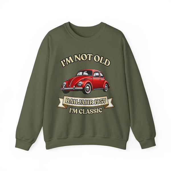 Geschenk zum 70. Geburtstag – Pullover Jahrgang 1957 VW Käfer – Military Green – Vorderseite