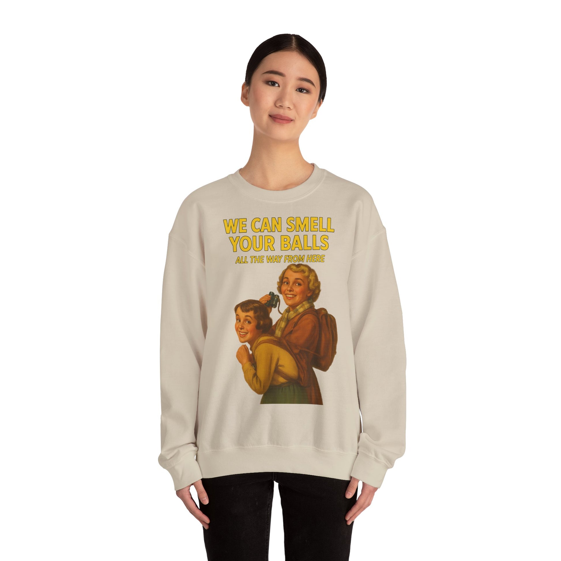 Sweatshirt – Vintage Sweatshirt – „We Can Smell Your Balls“ im Spioninnen-Stil | True Insights Design mit Humor