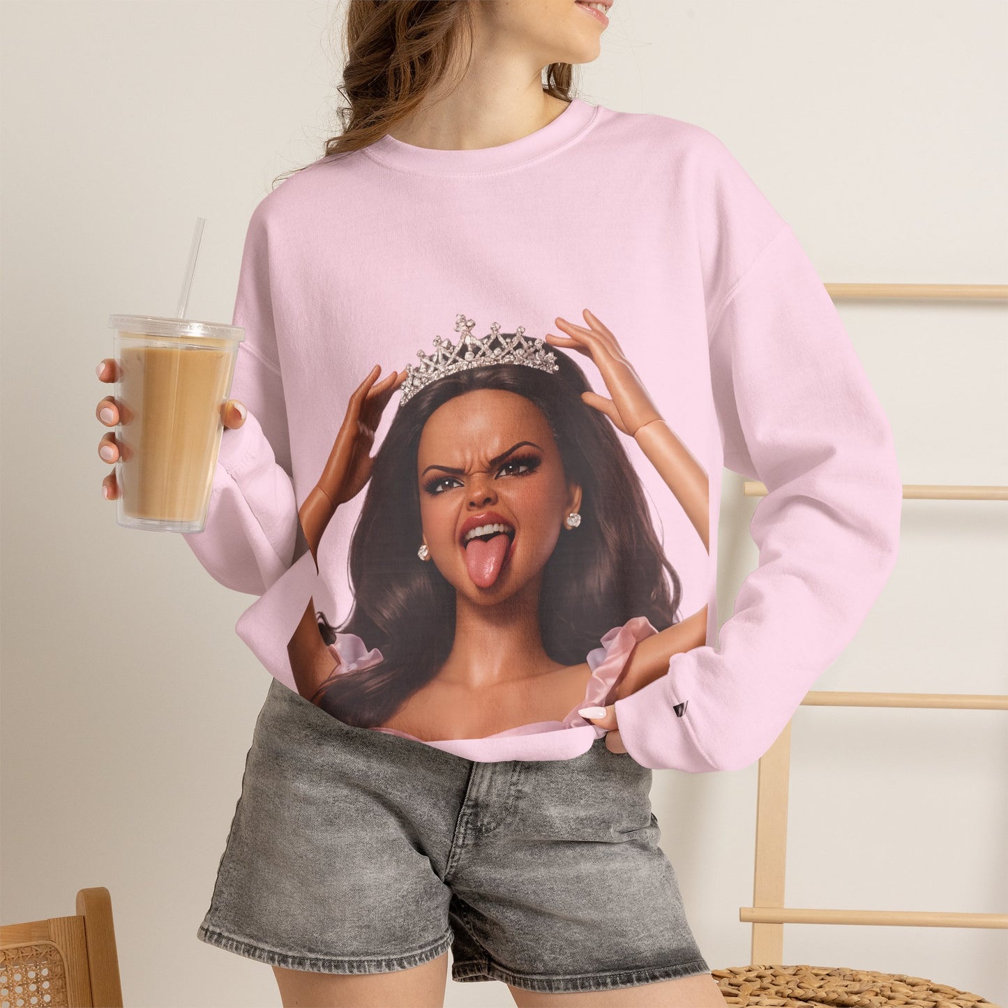 Barbicore Sweatshirt – Freches Doll-Motiv mit Tiara & Zunge raus | Pinkes Puppen-Design für Fans, Ironie & Statement-Fashion
