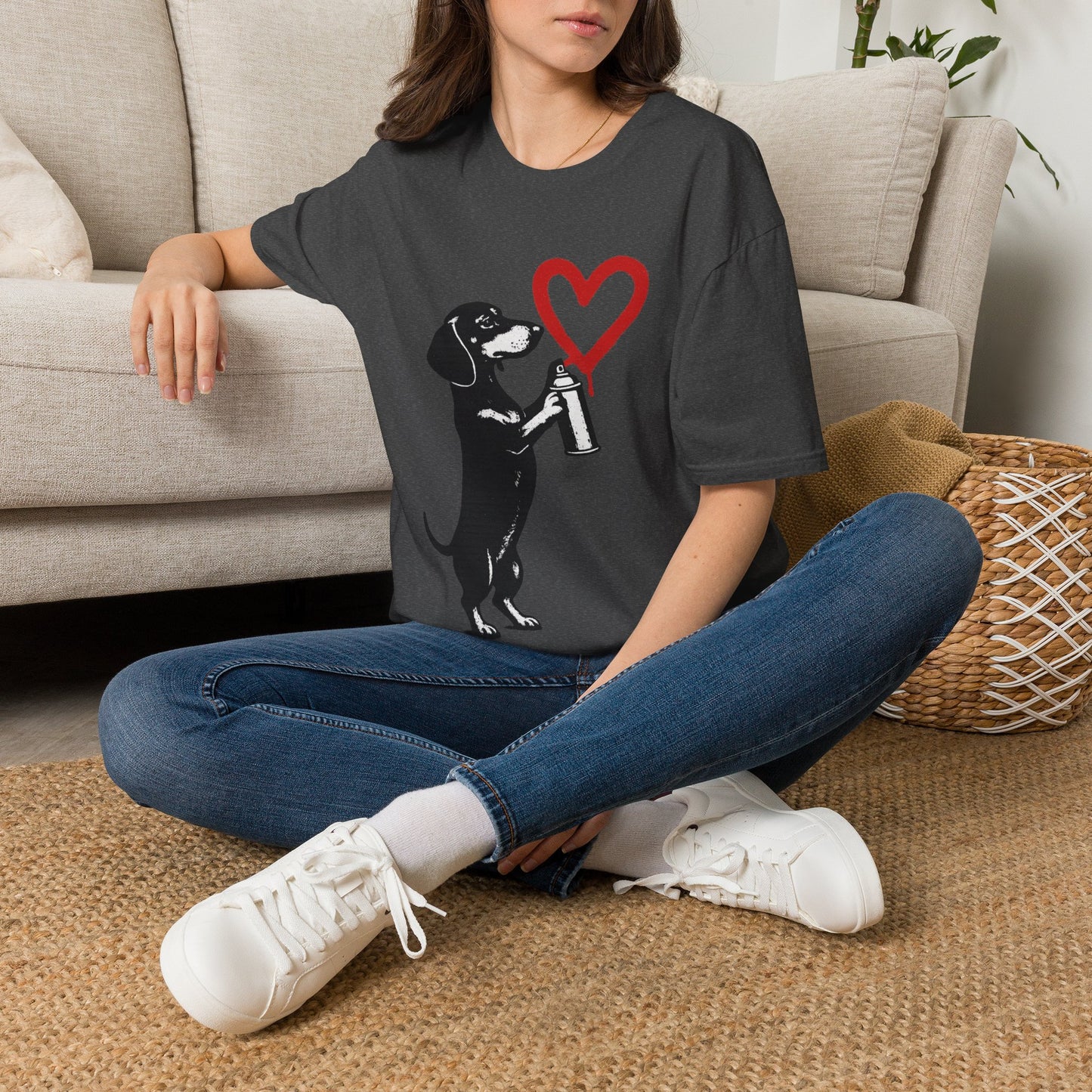 Dackel mit Sprühdose Herz T-Shirt Unisex – Street Art Graffiti Hund Motiv, perfektes Geschenk für Dackelliebhaber & Valentinstag