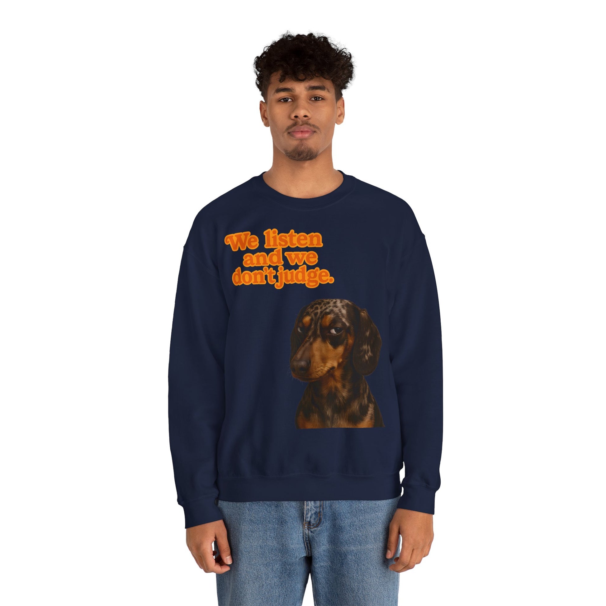 Dackel-Sweatshirt mit Retro-Print & dem Spruch „We listen and we don’t judge.“ Für Hundefans mit Humor – bequem, warm & voller Charakter.