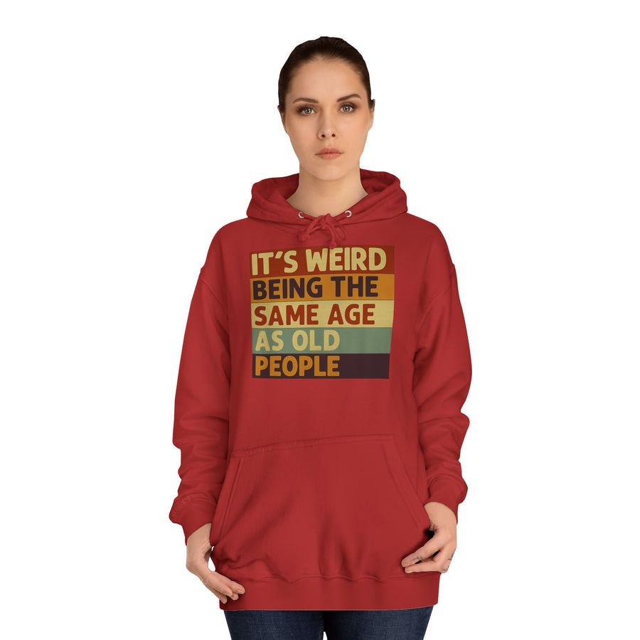 „It's weird being the same age as old people“ Hoodie – Satirisches Retro-Motiv