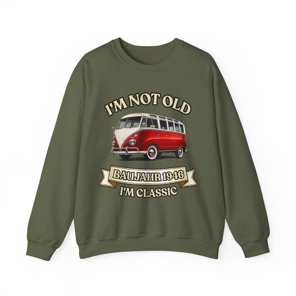 Geschenk zum 80. Geburtstag – Pullover Jahrgang 1946 VW Bulli – Military Green – Vorderseite