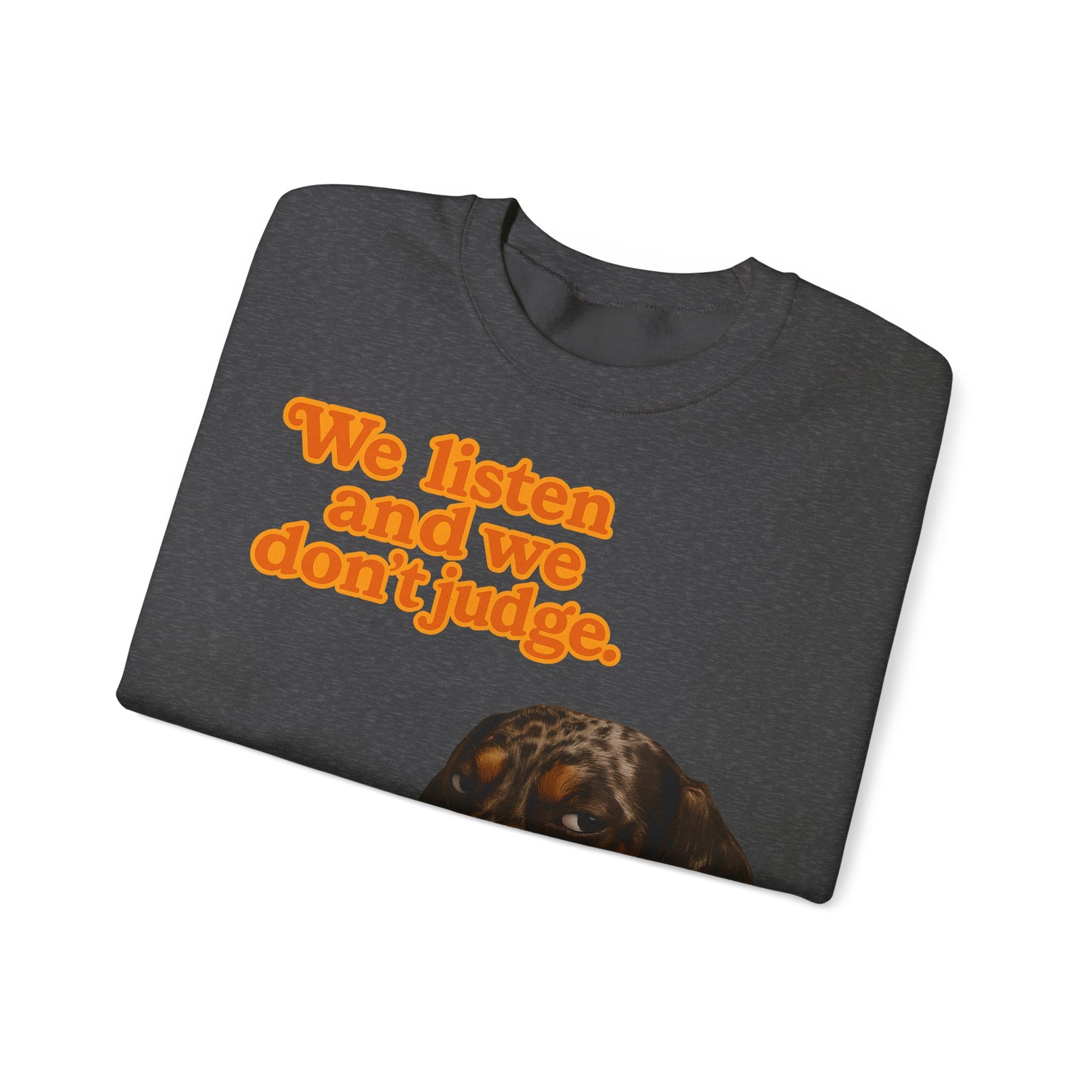 Dackel-Sweatshirt mit Retro-Print & dem Spruch „We listen and we don’t judge.“ Für Hundefans mit Humor – bequem, warm & voller Charakter.