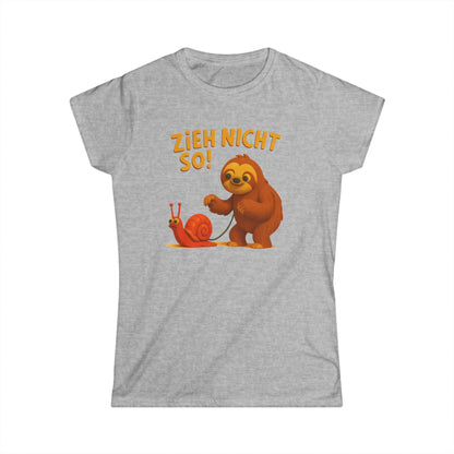 Faultier mit Schnecke an Leine T-Shirt - Zieh nicht so! Lustiges Spruch-Shirt für Geduld & Entspannung