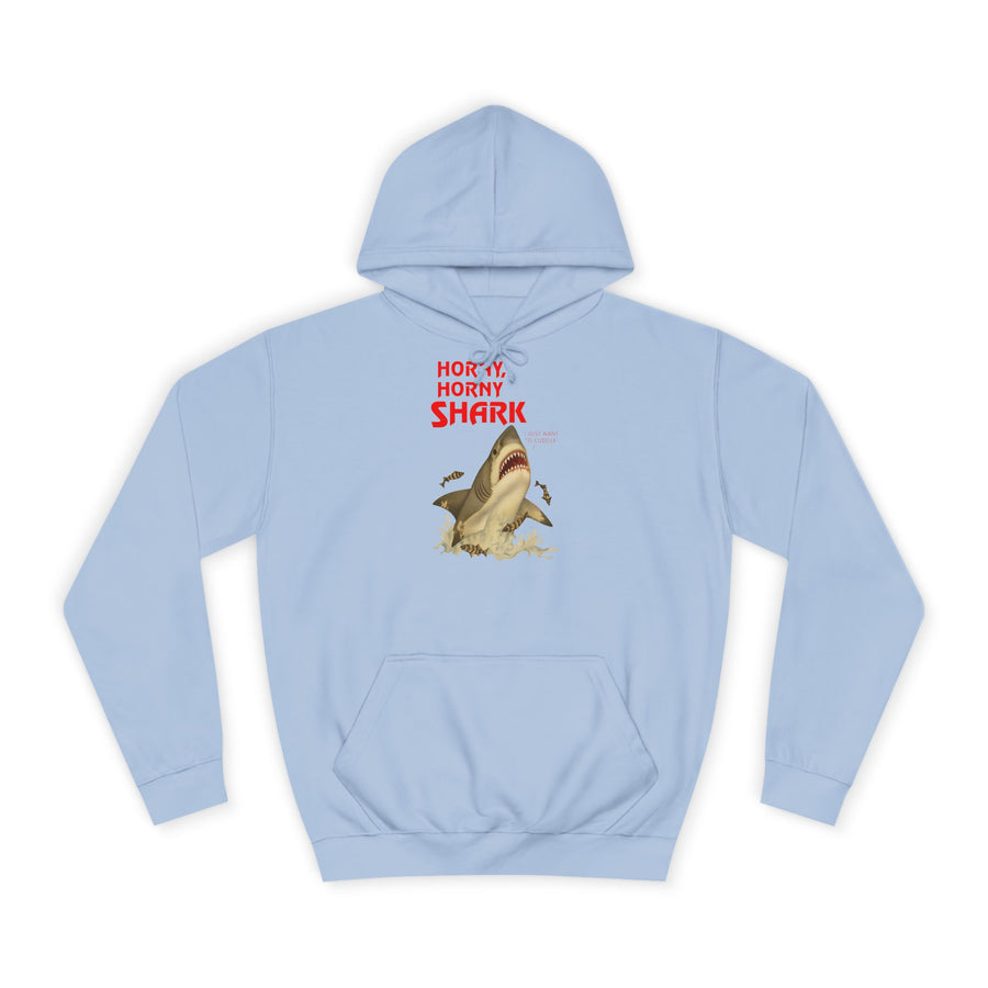 Hai Hoodie „Horny, Horny Shark“ – Der Hai, der nur kuscheln will – Sky Blue – Vorderseite
