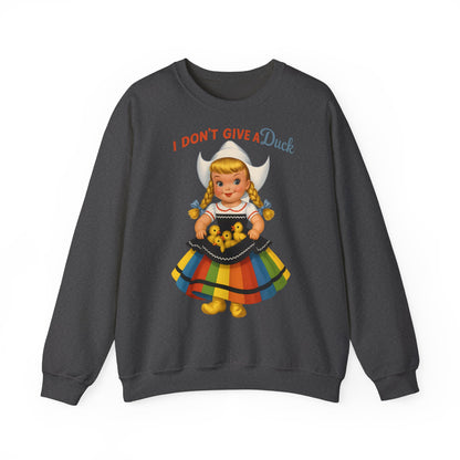 Sweatshirt – I Don't Give a Duck | Nostalgisches Vintage-Mädchen mit Küken – Humorvoll & Originell | True Insights Design mit Humor