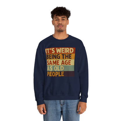 „It’s weird being the same age as old people“ – Vintage Sweatshirt mit Alterswitz – Freches Satire-Design für mutige Statements | True Insights