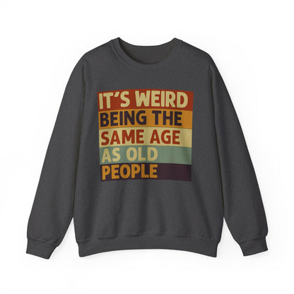 „It’s weird being the same age as old people“ – Vintage Sweatshirt mit Alterswitz – Freches Satire-Design für mutige Statements | True Insights