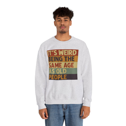 „It’s weird being the same age as old people“ – Vintage Sweatshirt mit Alterswitz – Freches Satire-Design für mutige Statements | True Insights