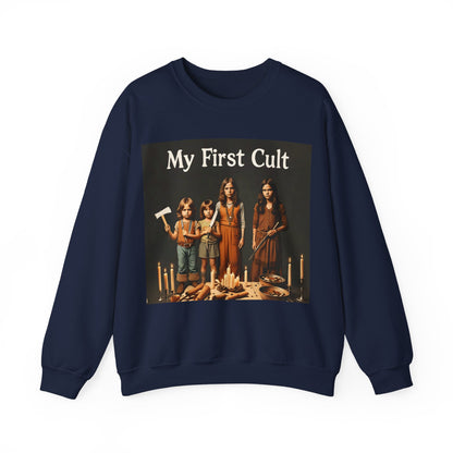 Sweatshirt – Kultig gruselig: „My First Cult“-Sweatshirt – Dark Humor für Fortgeschrittene | True Insights Design mit Humor