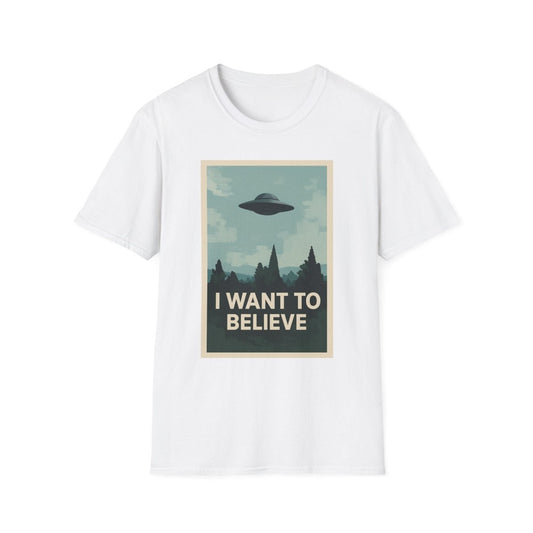Weisses T-Shirt mit Vintage-Poster-Motiv I-Want-To-Believe und UFO ueber Waldlandschaft im Retro-Poster-Stil fuer Science-Fiction-Fans.
