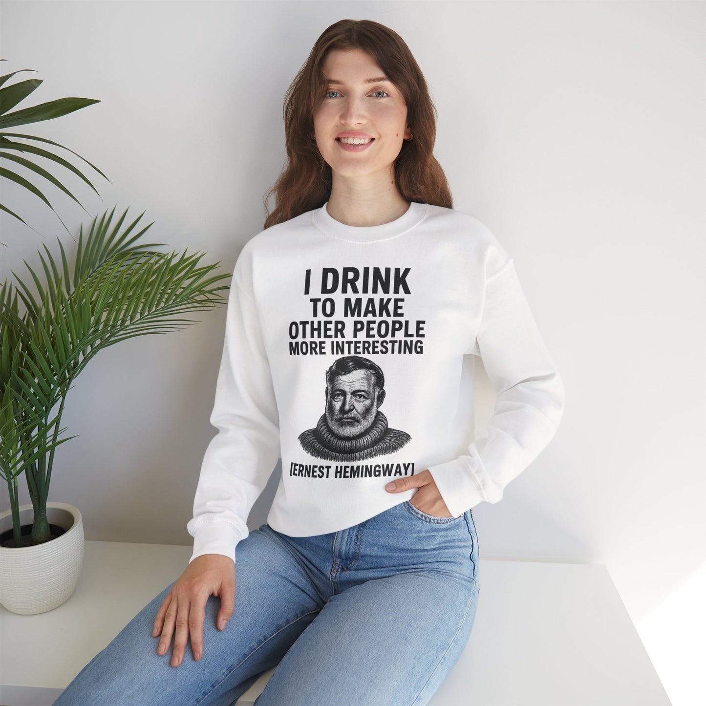 Hemingway Zitat Sweatshirt – "I Drink to Make Other People More Interesting" | Literaten & Genießer Pullover-Sweatshirt-True Insights