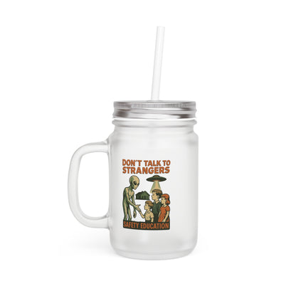 Don’t Talk to Strangers – Retro Alien Jar Mug | Satirisches Glas mit Botschaft – Freches Satire-Design für mutige Statements | True Insights