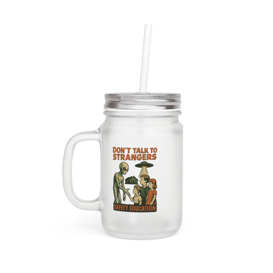 Don’t Talk to Strangers – Retro Alien Jar Mug | Satirisches Glas mit Botschaft – Freches Satire-Design für mutige Statements | True Insights