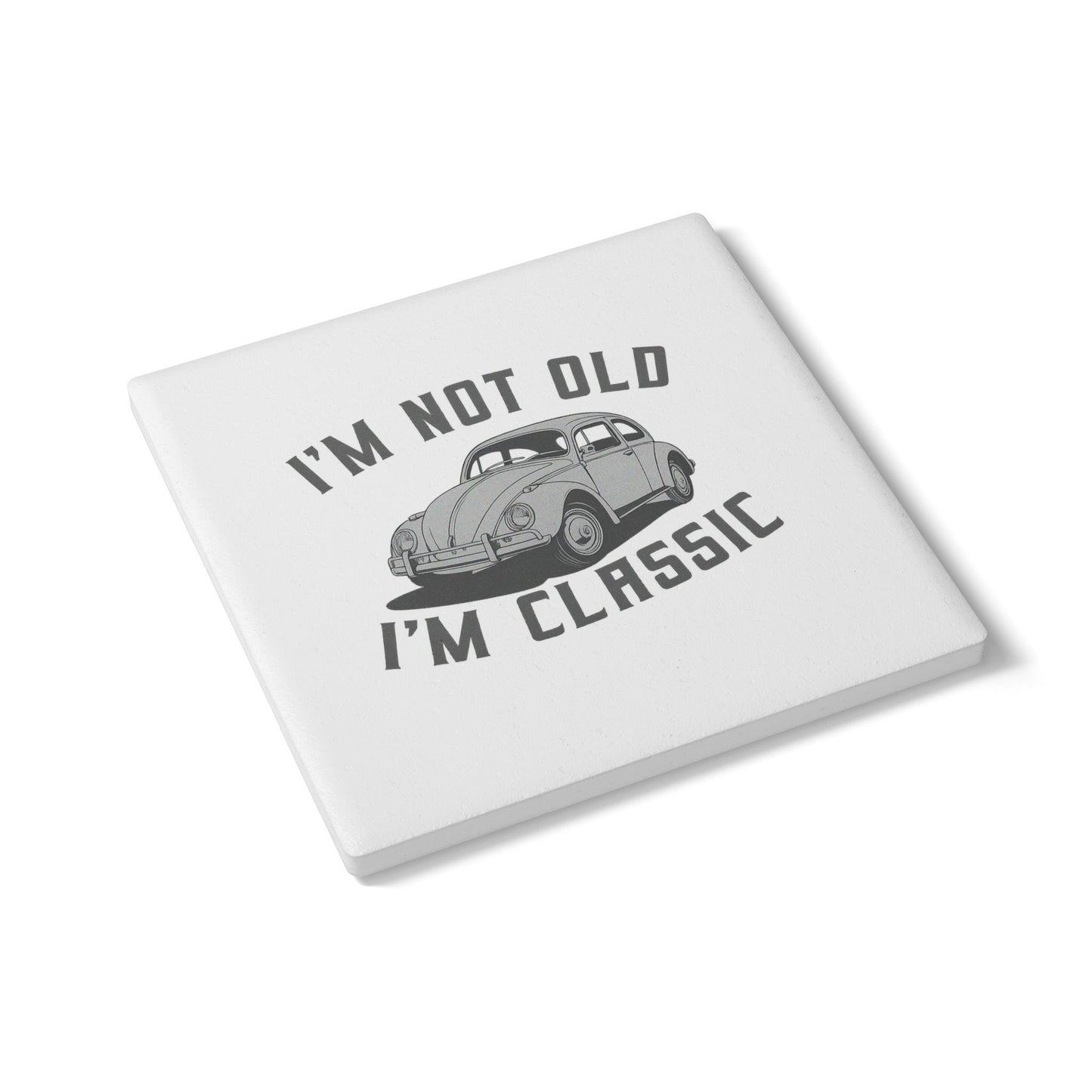 VW Käfer Untersetzer – „I’m Not Old, I’m Classic“ – Lustiger Keramik Coaster mit Kult-Käfer & Korkrückseite