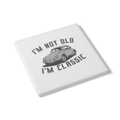 VW Käfer Untersetzer – „I’m Not Old, I’m Classic“ – Lustiger Keramik Coaster mit Kult-Käfer & Korkrückseite