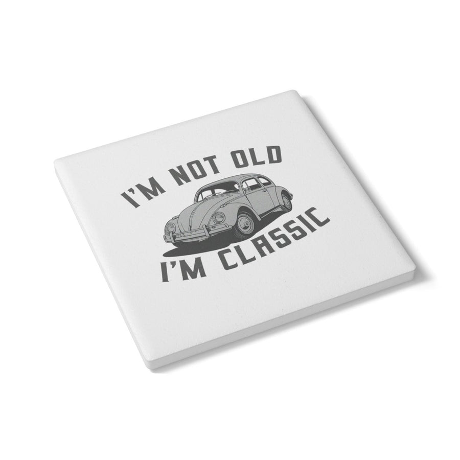 VW Käfer Untersetzer – „I’m Not Old, I’m Classic“ – Lustiger Keramik Coaster mit Kult-Käfer & Korkrückseite-True Insights