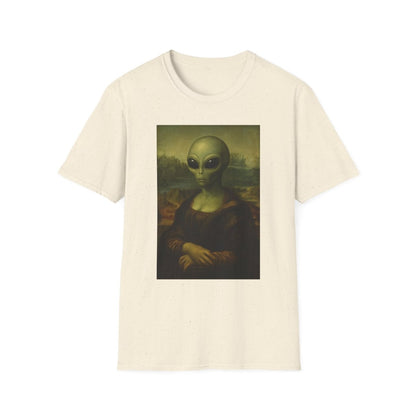 Creme T-Shirt mit Alien-Portrait im Mona-Lisa-Stil, Kunstparodie mit grünem Außerirdischen-Gesicht für Science-Fiction-Fans.