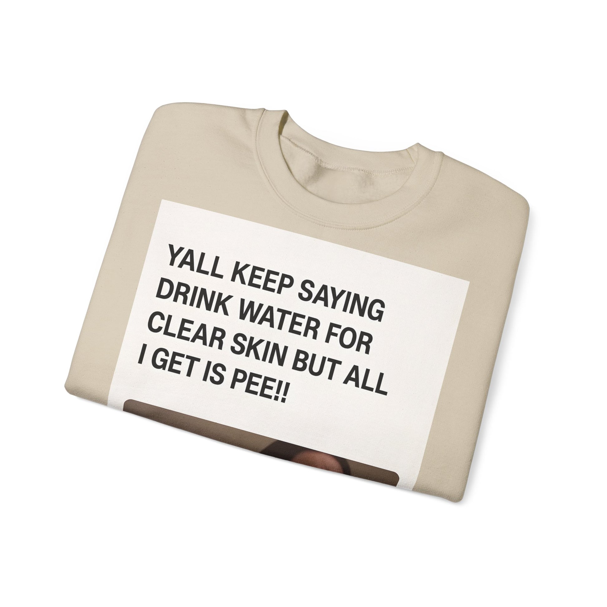 Sweatshirt – Sarkastisches Meme-Sweatshirt – „Drink Water for Skin… all I get is Pee!“ | True Insights Design mit Humor