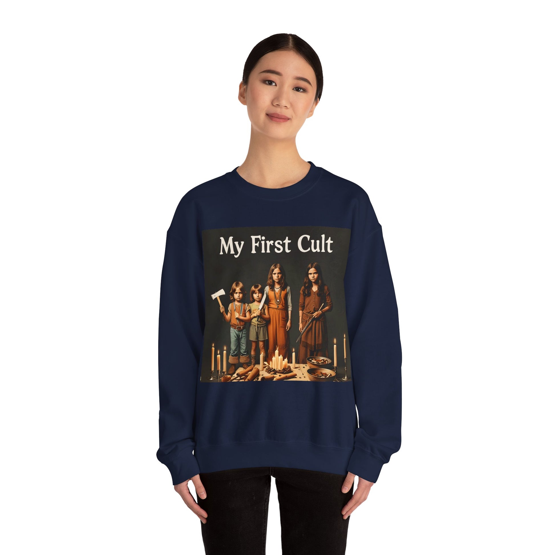 Sweatshirt – Kultig gruselig: „My First Cult“-Sweatshirt – Dark Humor für Fortgeschrittene | True Insights Design mit Humor