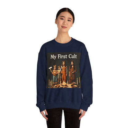 Sweatshirt – Kultig gruselig: „My First Cult“-Sweatshirt – Dark Humor für Fortgeschrittene | True Insights Design mit Humor