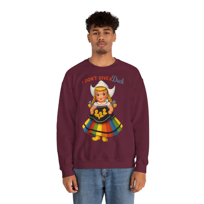 Sweatshirt – I Don't Give a Duck | Nostalgisches Vintage-Mädchen mit Küken – Humorvoll & Originell | True Insights Design mit Humor