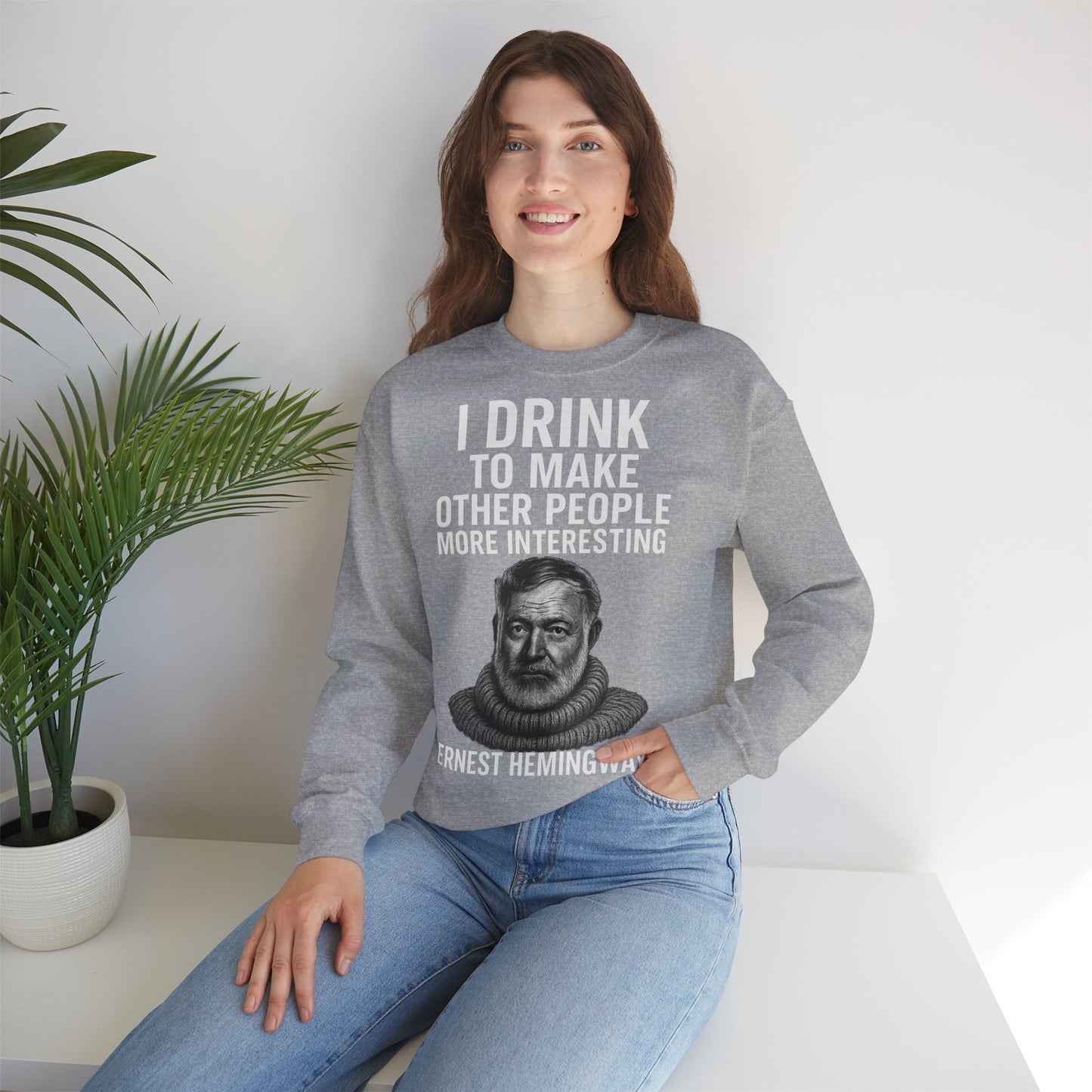 Hemingway Zitat Sweatshirt – "I Drink to Make Other People More Interesting" | Literaten & Genießer Pullover-Sweatshirt-True Insights