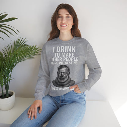 Hemingway Zitat Sweatshirt – "I Drink to Make Other People More Interesting" | Literaten & Genießer Pullover-Sweatshirt-True Insights