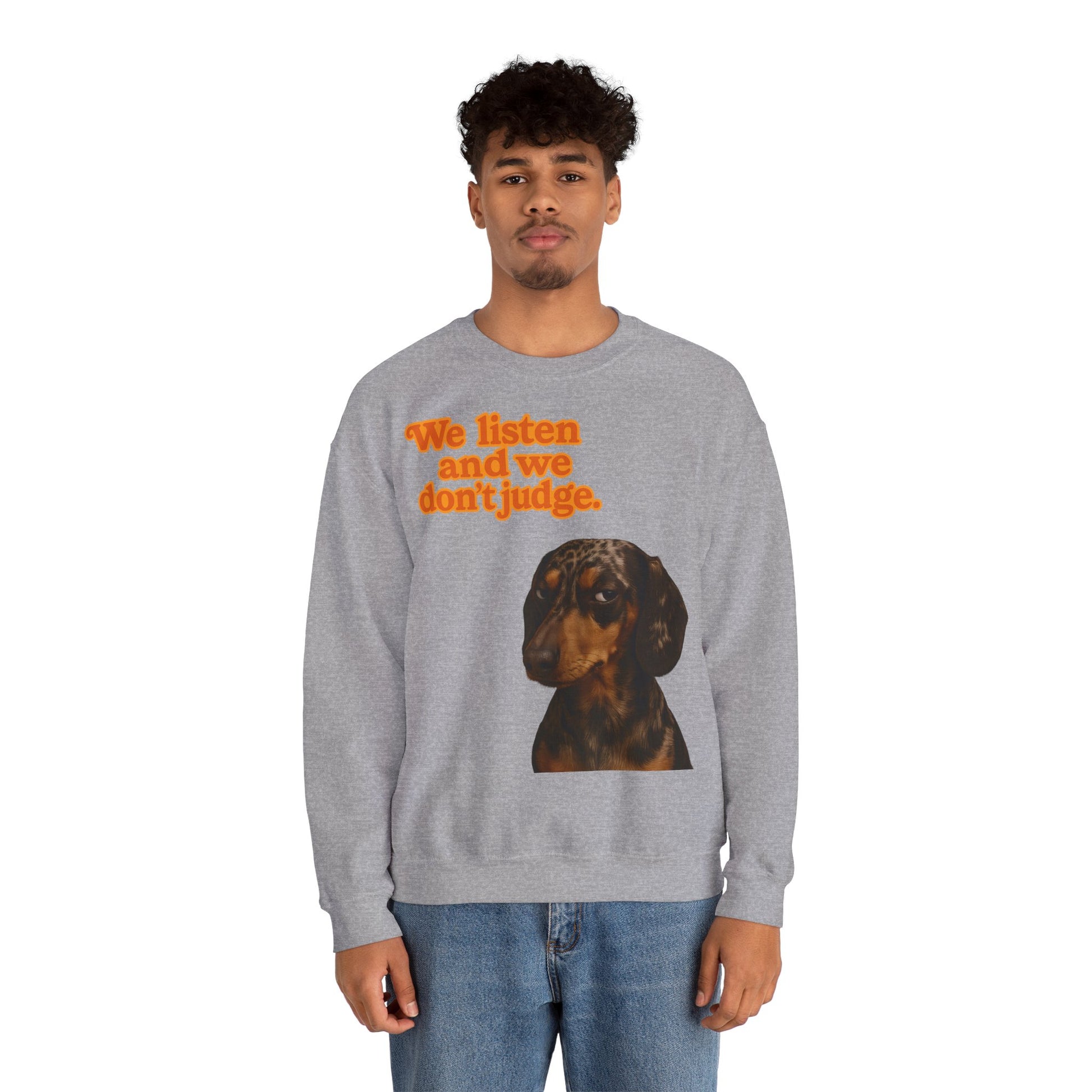 Dackel-Sweatshirt mit Retro-Print & dem Spruch „We listen and we don’t judge.“ Für Hundefans mit Humor – bequem, warm & voller Charakter.