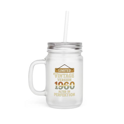Präsentiert ein transparentes, satiniertes 1960 Vintage Mason Jar mit Deckel und Strohhalm in Frontansicht von True Insights.