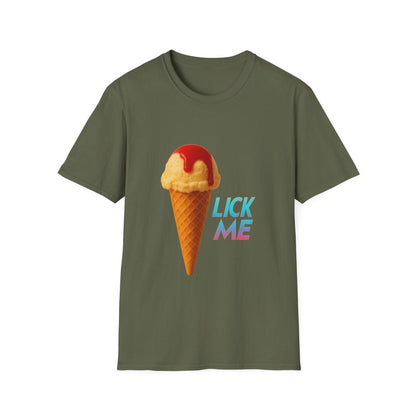 Olivgruenes T-Shirt mit Eiscreme-Motiv und Schriftzug Lick-Me im Pop-Art-Stil fuer Sommer-Fans.