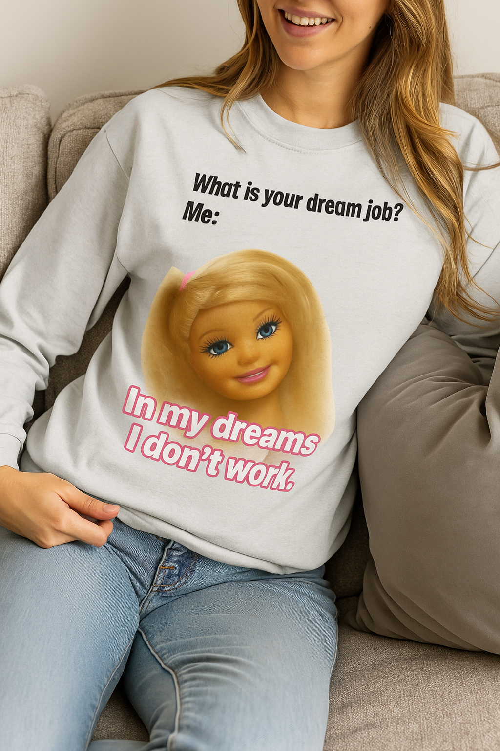 Traumjob Sweatshirt – Satirisches Anti-Work Sweater mit Puppen-Illustration