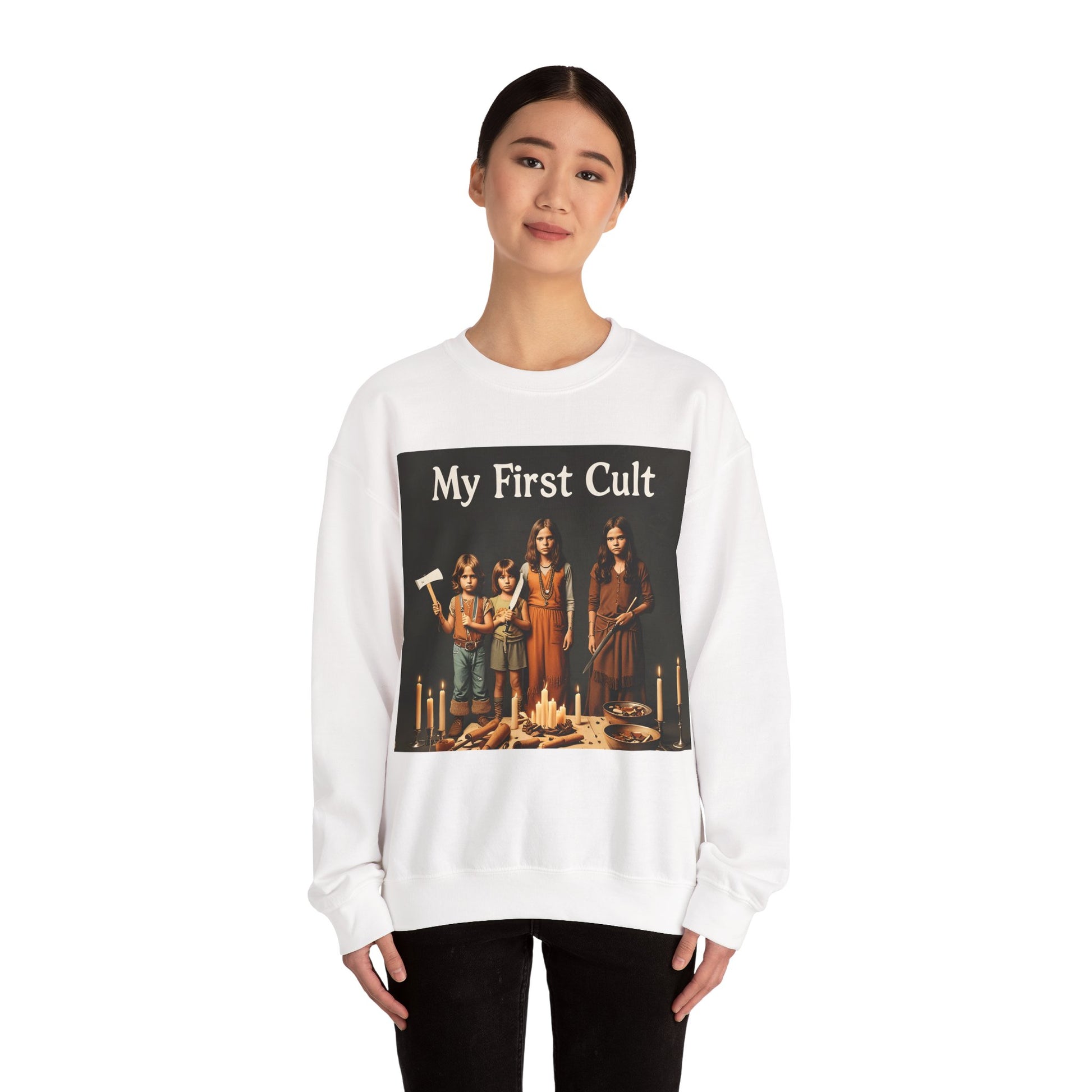 Sweatshirt – Kultig gruselig: „My First Cult“-Sweatshirt – Dark Humor für Fortgeschrittene | True Insights Design mit Humor