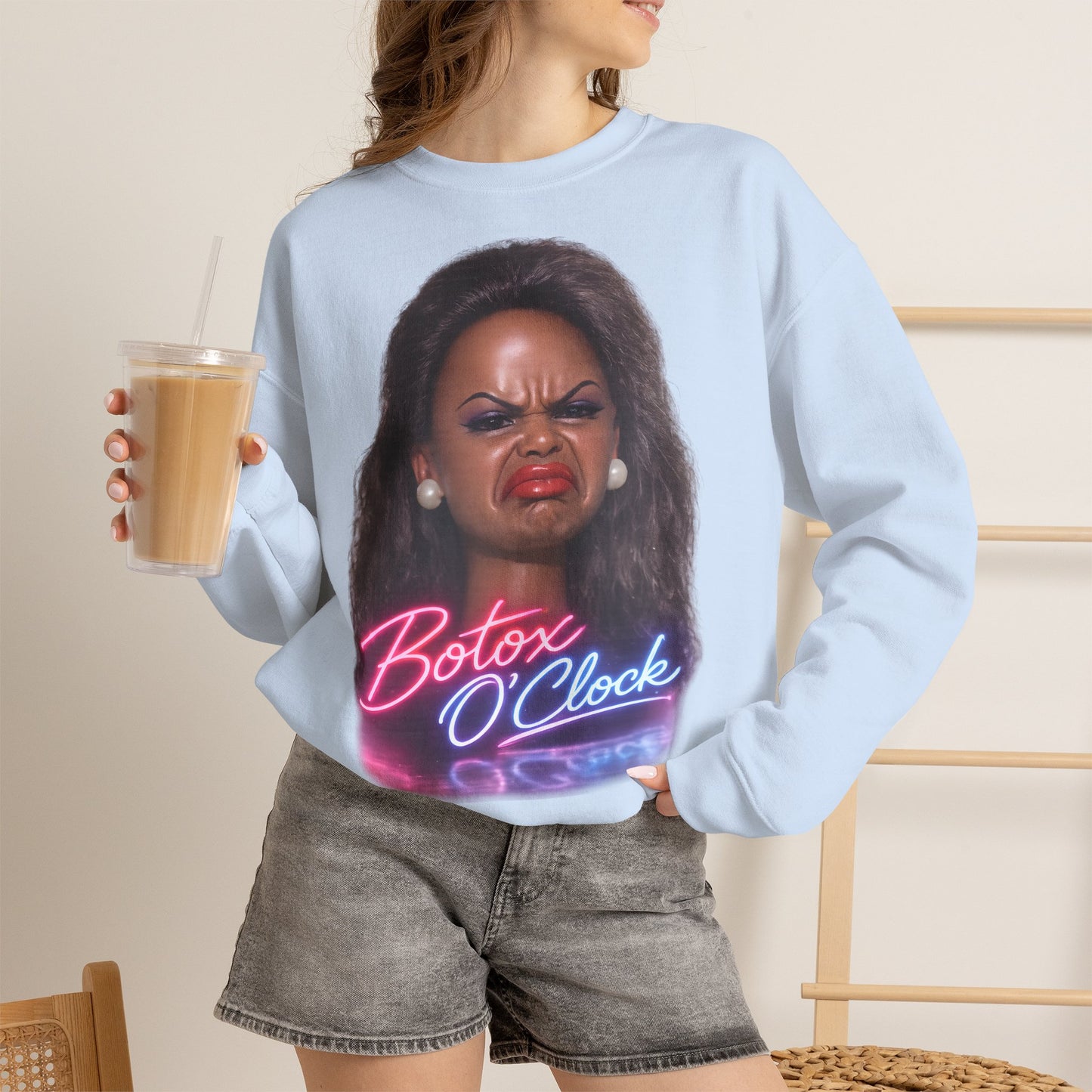 Botox O'Clock T-Shirt Damen Herren – Lustiges Neon Meme Statement Shirt Geschenk für Beauty Fans