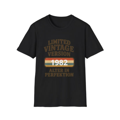 Schwarzes T-Shirt mit Schriftzug Limited-Vintage-Version und Jahreszahl 1982 im Retro-Poster-Stil mit Vintage-Streifen fuer Geburtstagsgeschenke.