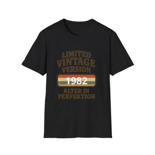 Schwarzes T-Shirt mit Schriftzug Limited-Vintage-Version und Jahreszahl 1982 im Retro-Poster-Stil mit Vintage-Streifen fuer Geburtstagsgeschenke.