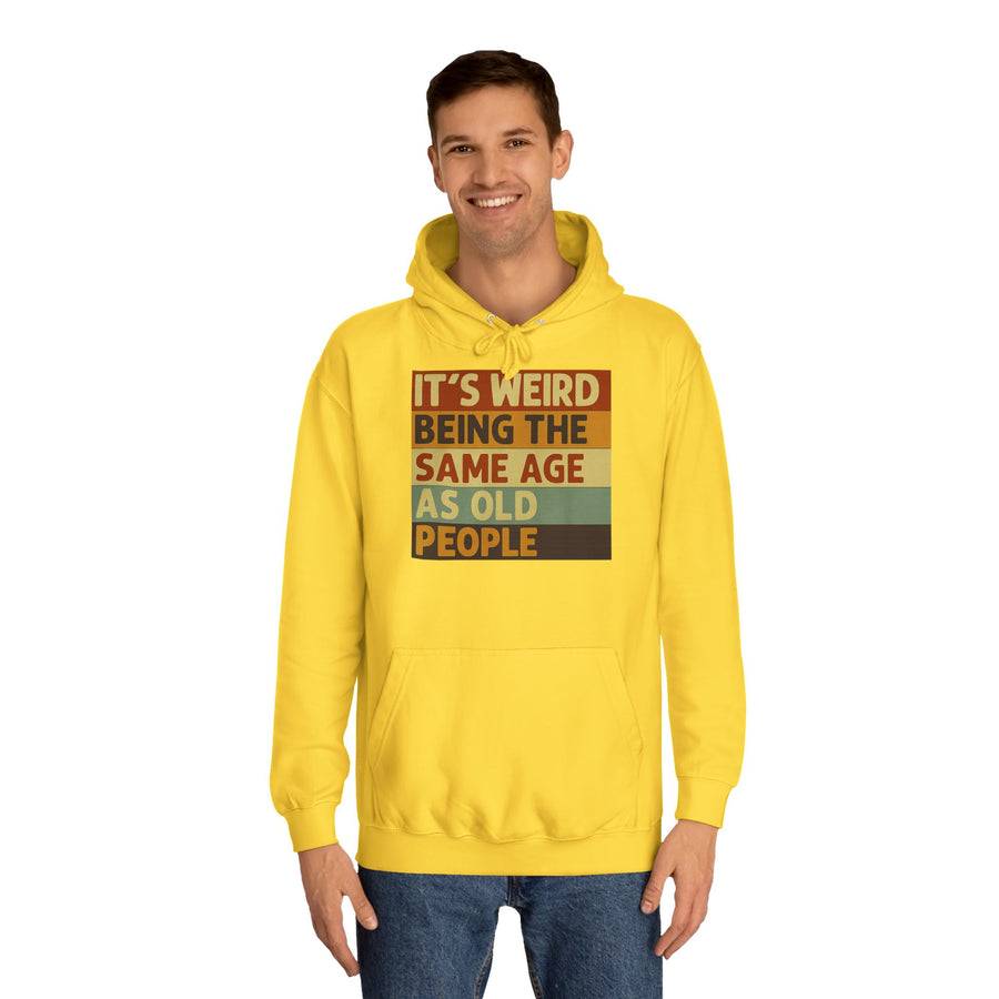 „It's weird being the same age as old people“ Hoodie – Satirisches Retro-Motiv