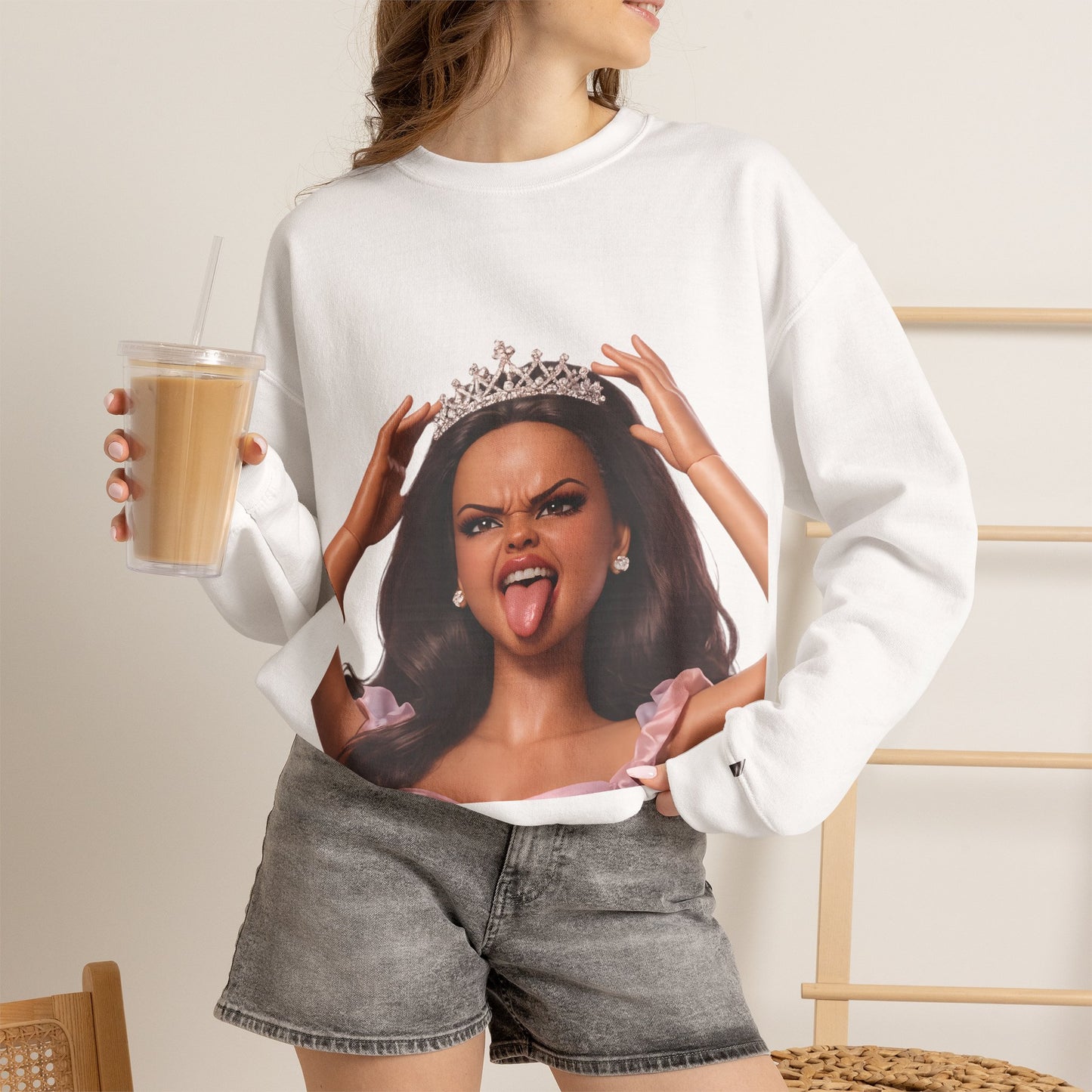 Barbicore Sweatshirt – Freches Doll-Motiv mit Tiara & Zunge raus | Pinkes Puppen-Design für Fans, Ironie & Statement-Fashion